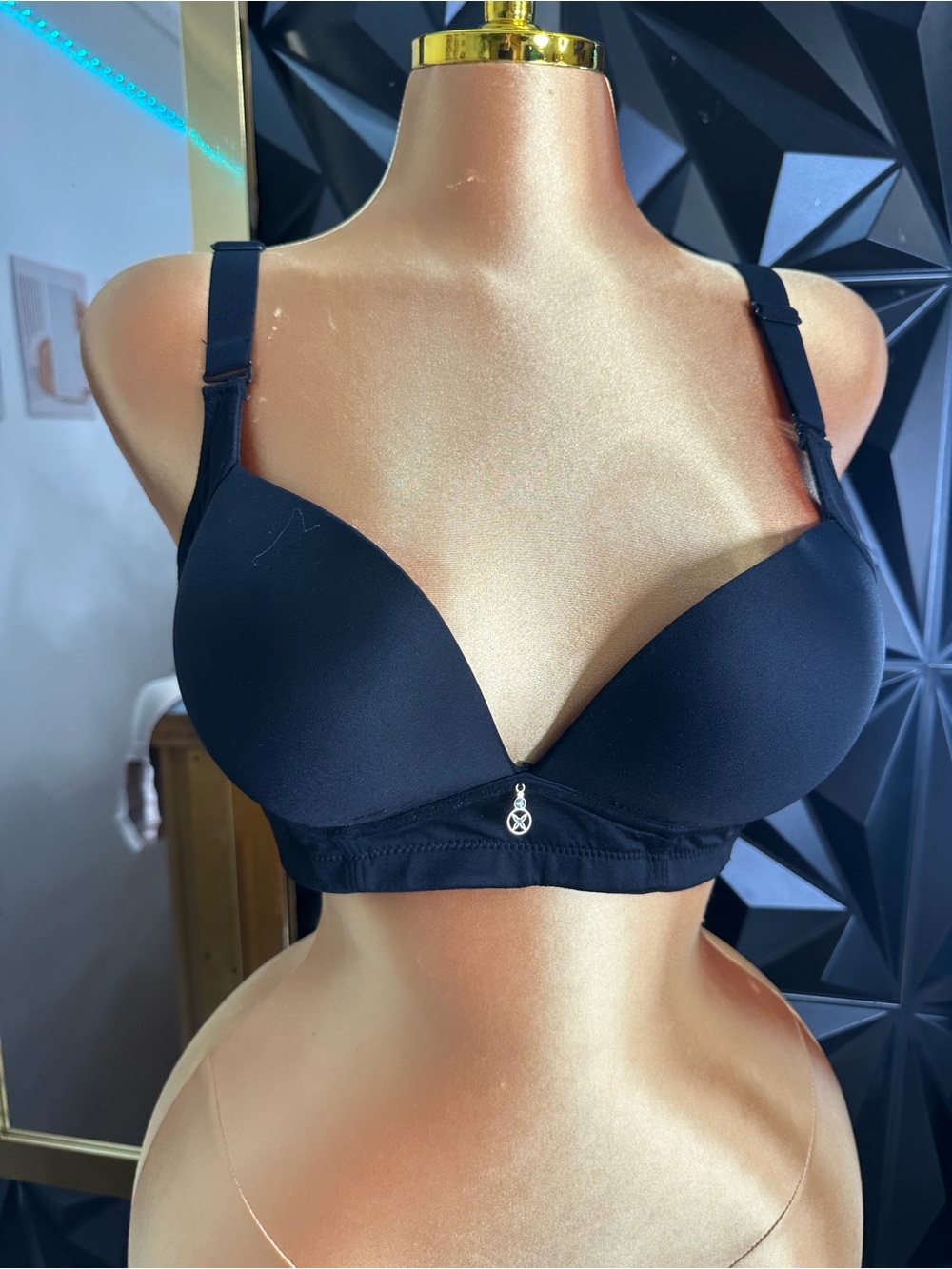 🔥Everyday Smooth Black Push-Up Bra with Charm Accent